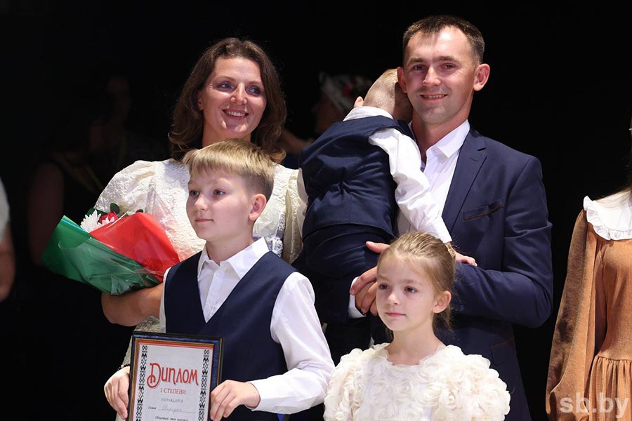 Знакомьтесь: Дмитрий и Ольга Свиридюк из Кобринского района финалисты конкурса «Семья года-2026»