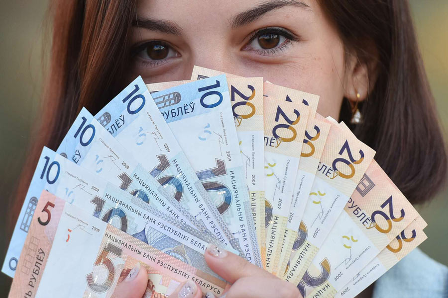 Средняя зарплата белорусов увеличилась, но не везде: какие доходы в областях и кто получает больше
