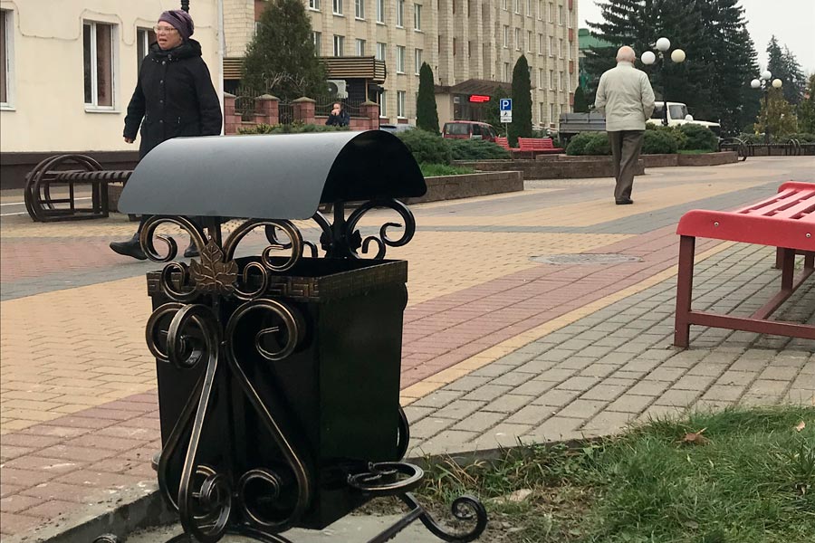 Сохраняя эстетику и чистоту города: в Кобрине устанавливают 36 кованых урн для мусора