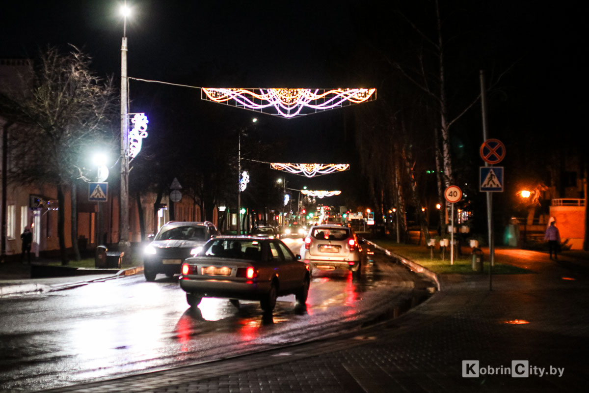 17 декабря в Кобрине на городской площади зажгли главную новогоднюю ёлку. Фотофакт