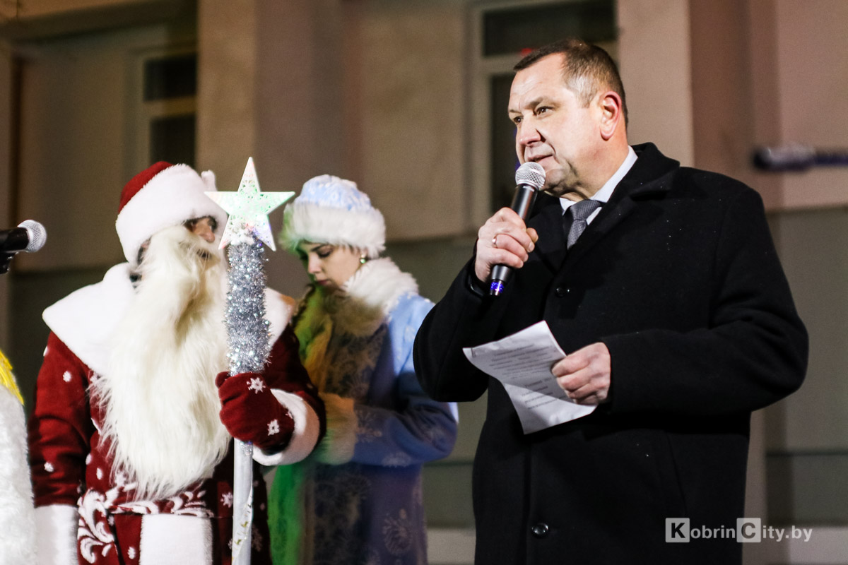 17 декабря в Кобрине на городской площади зажгли главную новогоднюю ёлку. Фотофакт