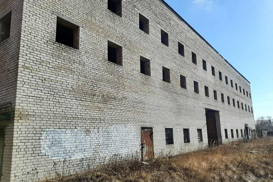 В Кобрине могут безвозмездно передать в собственность строение площадью почти 9 тыс. кв.м. Можно приобрести акции двух ОАО