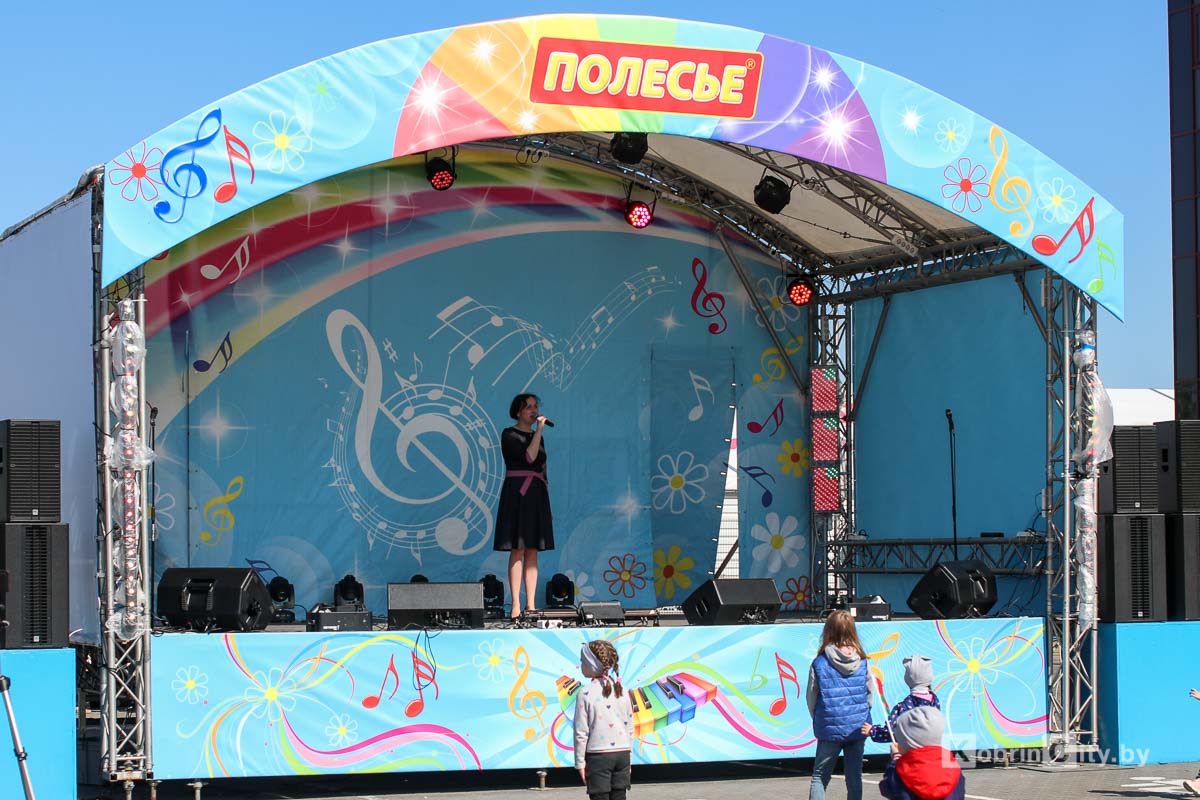 Музыка Победы: творческий коллектив компании «Полесье» в Кобрине исполнил любимые песни военных лет