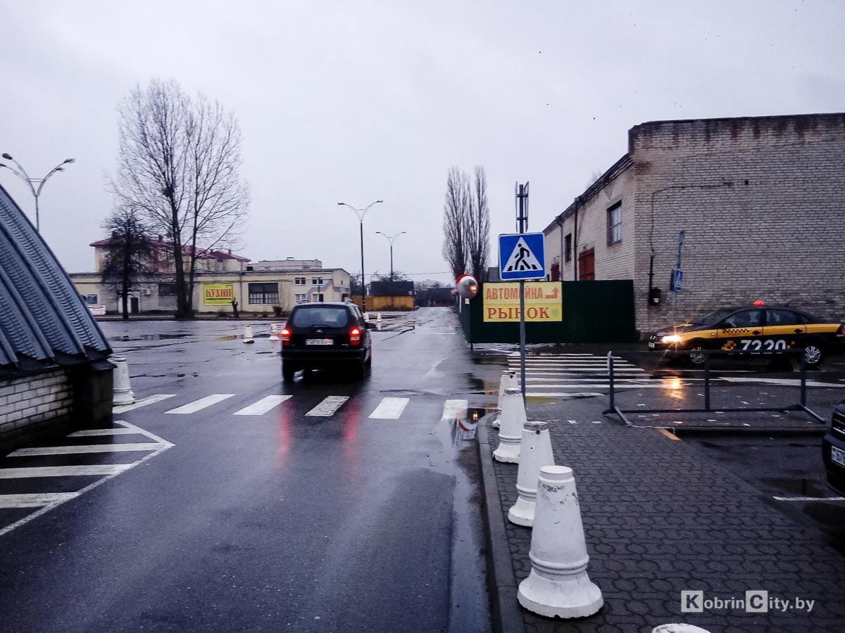 В Кобрине возле Дискавери и у БУМа установили сферические зеркала