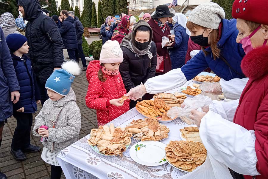С блинами, загадками, играми и песнями прошел веселый и яркий праздник Масленицы в кобринской воскресной школе собора Александра Невского