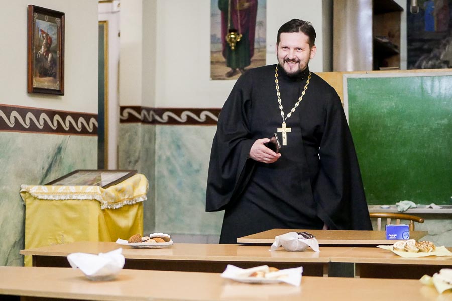 12 февраля состоялась встреча православного священника с молодежью. Говорили о таинстве Священства