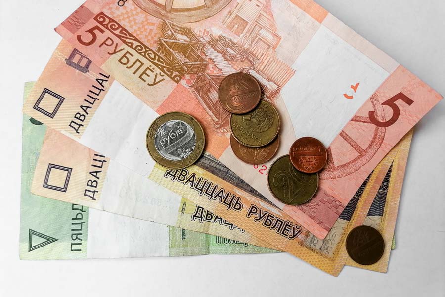 Сколько белорусов получают зарплаты меньше 1000 рублей и в каких отраслях они трудятся