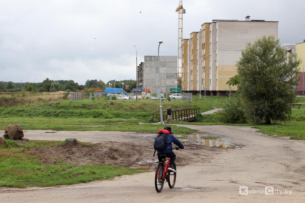 В Кобрине планируют продлить дорогу по улице Парковой и построить мост через Бону