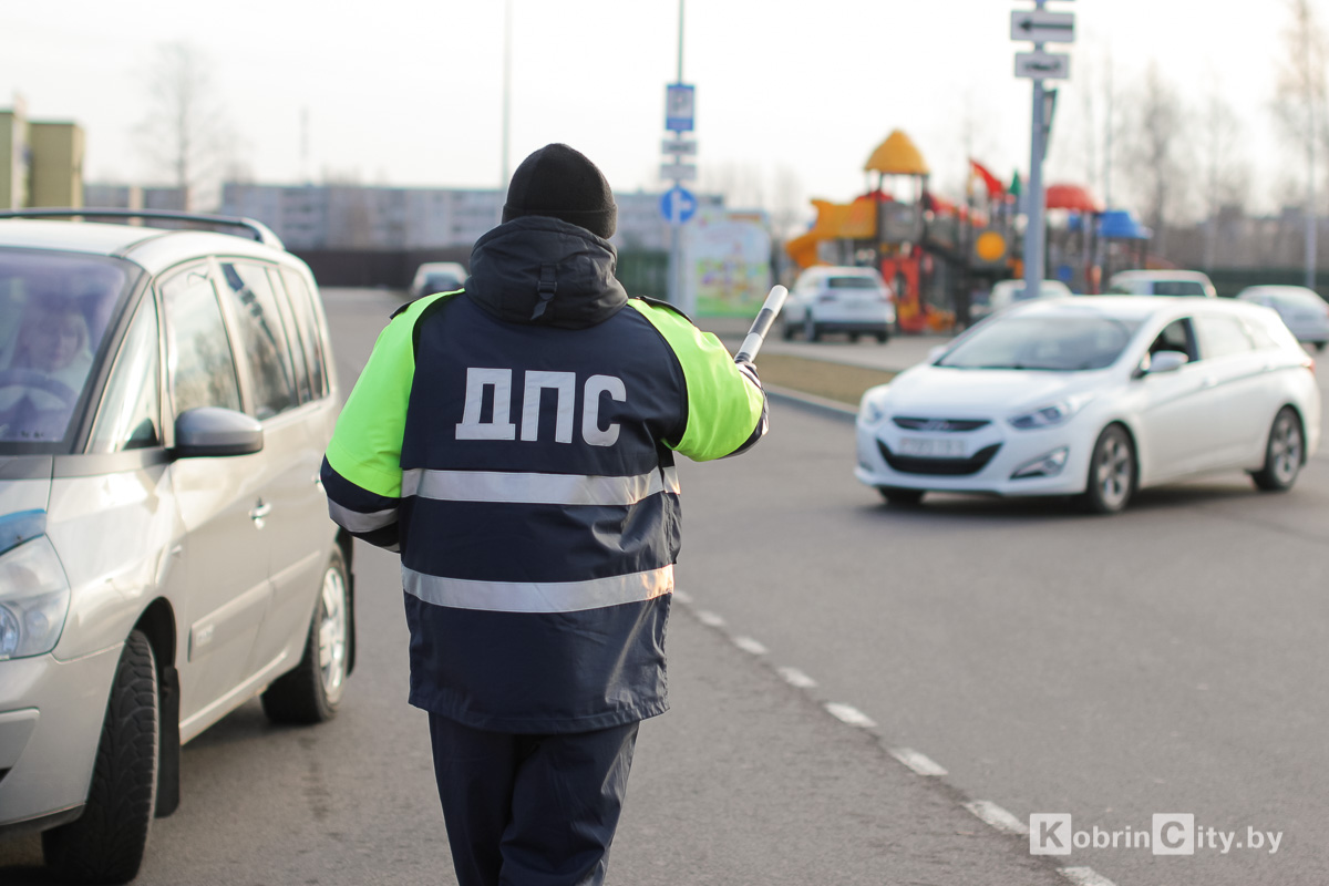 В руках цветы: сотрудники ГАИ поздравили кобринчанок с праздником весны