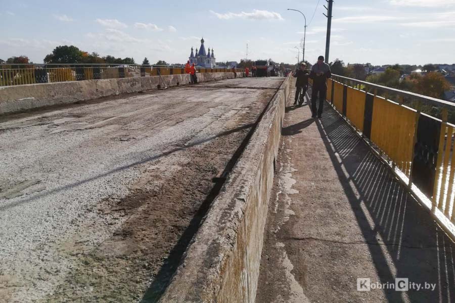 В Кобрине идёт ремонт «старого» моста. Открыть движение планируют 3 октября в 6 часов утра