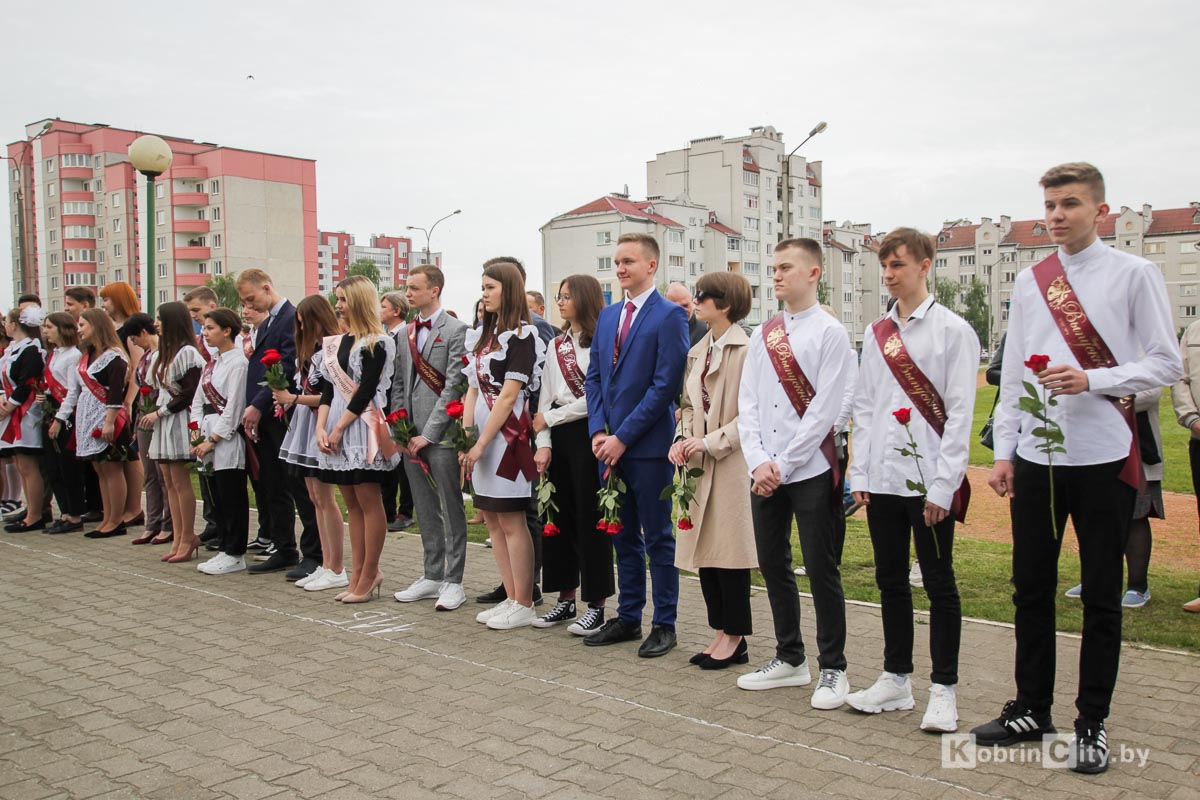 Последний звонок: 1 465 выпускников Кобринского района утром 29 мая простились со школой