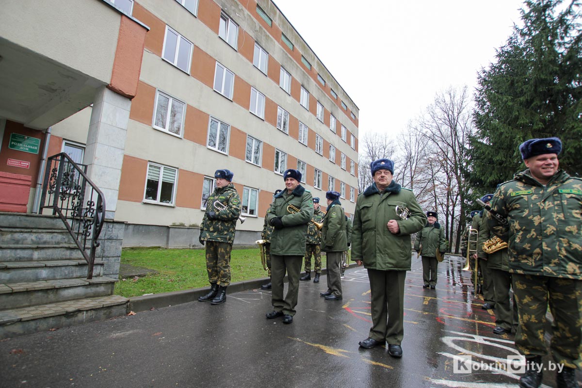 Капитан погранзаставы с оркестром встречал из кобринского роддома супругу с ребенком