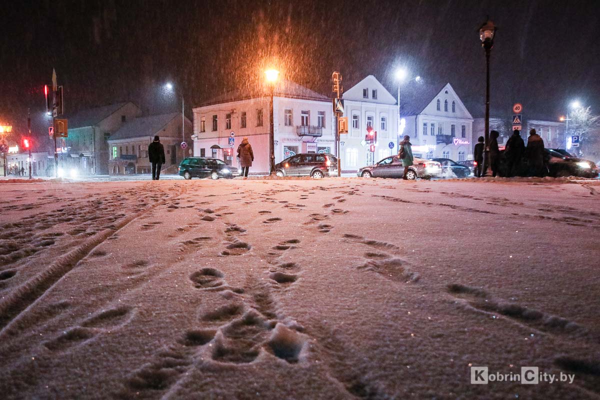 Снегопад в Кобрине. Утром 13 января город занесло снегом