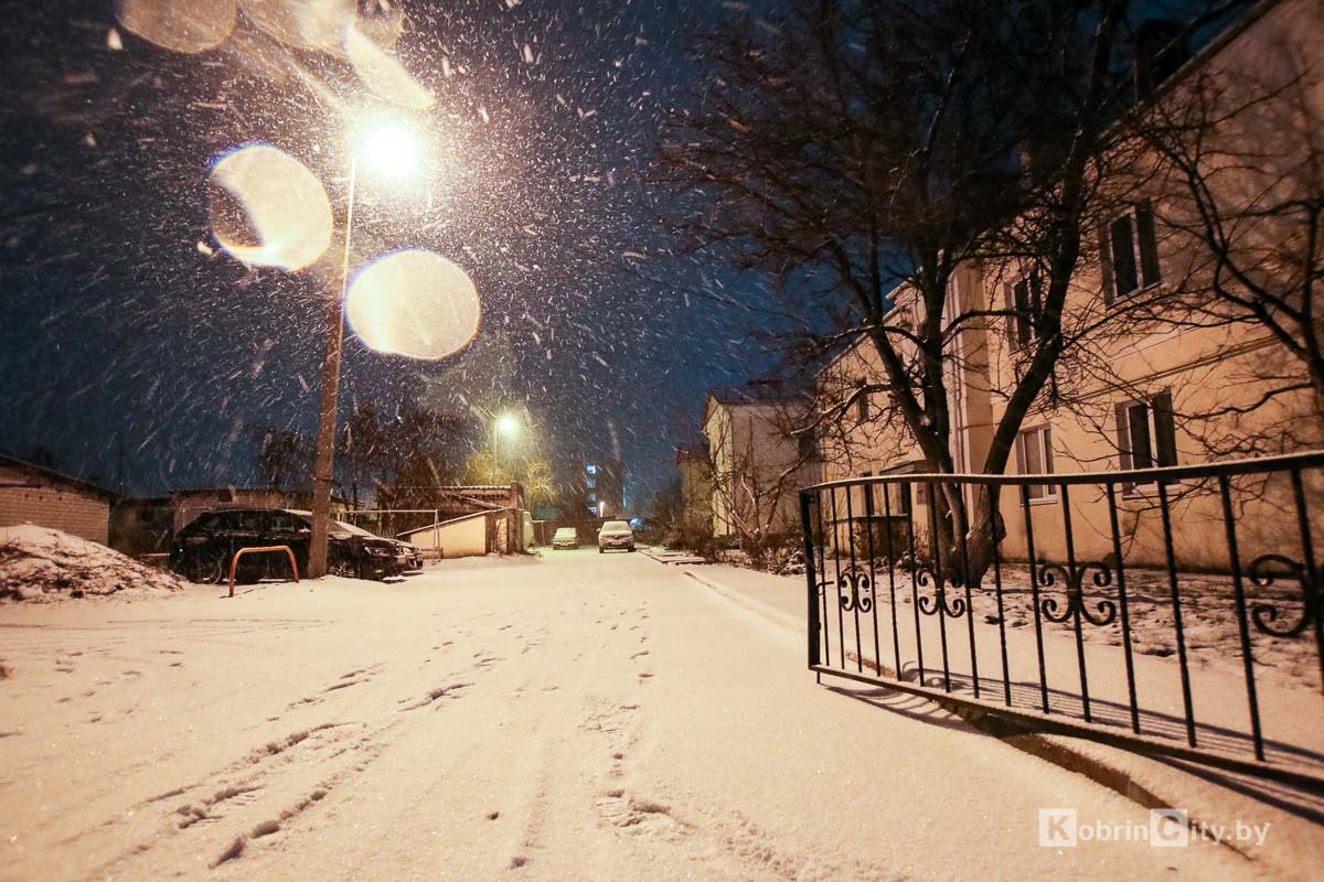 Снегопад в Кобрине. Утром 13 января город занесло снегом