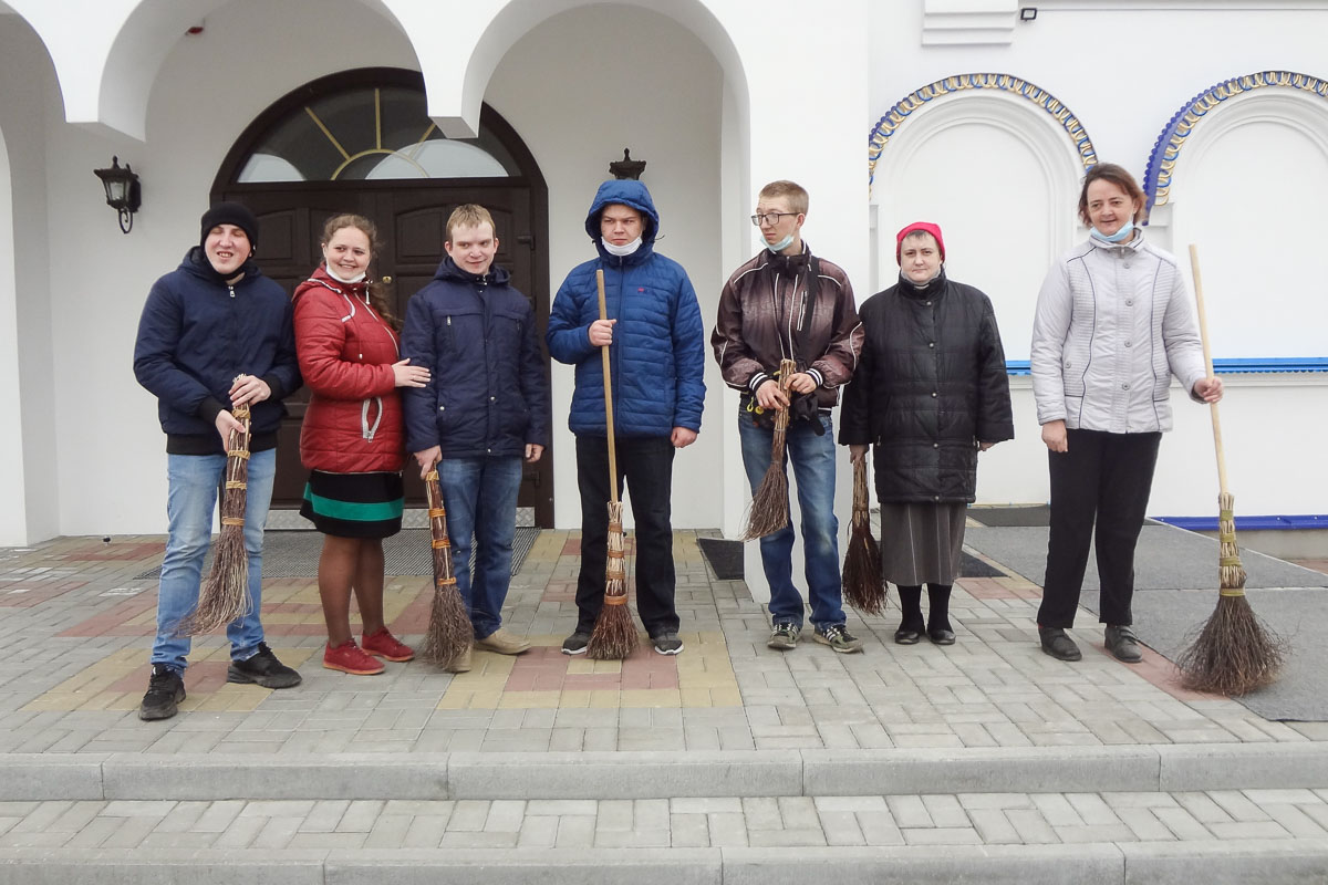 Подопечные отделения дневного пребывания для инвалидов и граждан пожилого возраста участвовали в уборке территории Введенской церкви в Кобрине