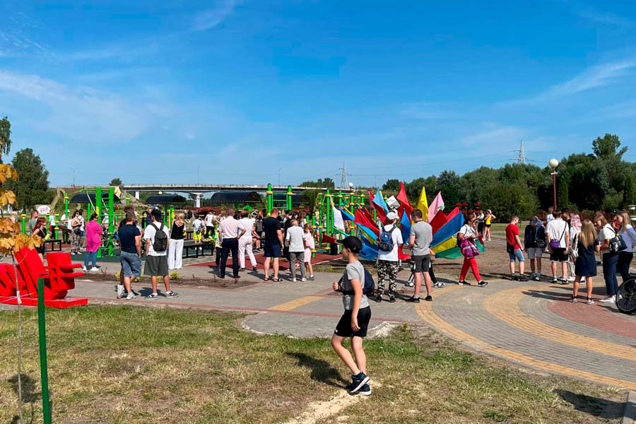 В Кобрине на набережной открыли воркаут-площадку. Фоторепортаж