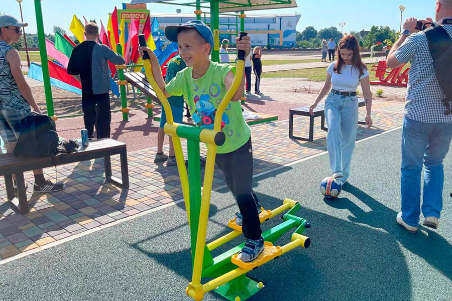 В Кобрине на набережной открыли воркаут-площадку. Фоторепортаж