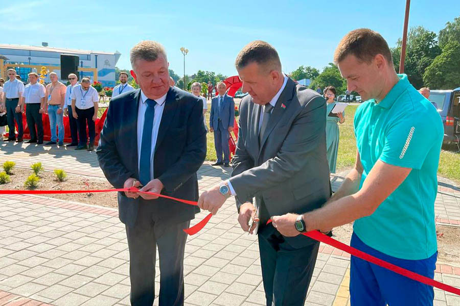 В Кобрине на набережной открыли воркаут-площадку. Фоторепортаж