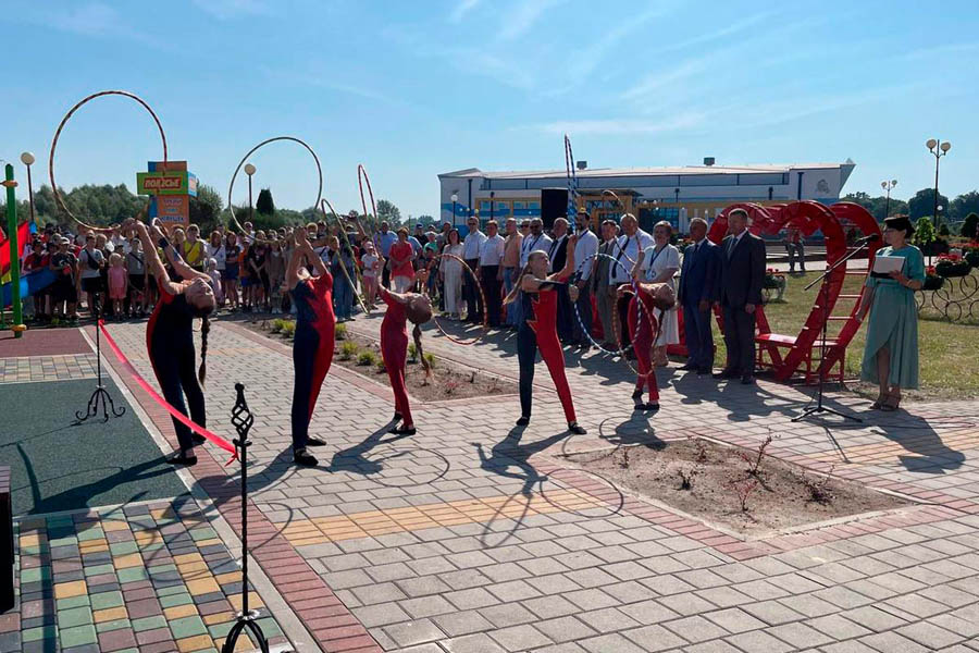В Кобрине на набережной открыли воркаут-площадку. Фоторепортаж