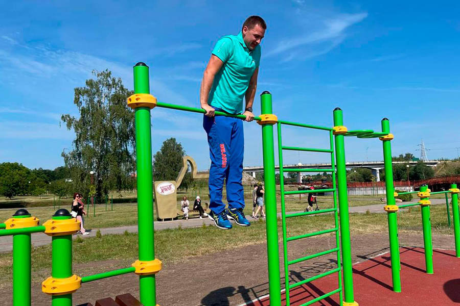 В Кобрине на набережной открыли воркаут-площадку. Фоторепортаж
