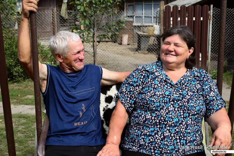 «Лисичек сдавали на 800 рублей, черники – на 1000, корзин продали на 3 тысячи». Как пожилая пара впечатляет и мотивирует