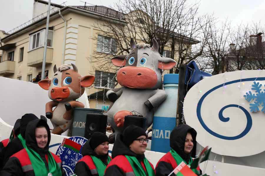 В Кобрине открыли «Берестейские сани 2025» – зимний карнавал, парад стилизованных машин и около 500 новогодних героев