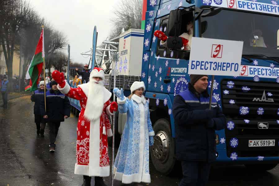 В Кобрине открыли «Берестейские сани 2025» – зимний карнавал, парад стилизованных машин и около 500 новогодних героев