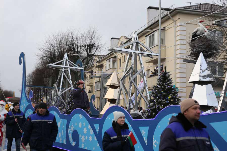 В Кобрине открыли «Берестейские сани 2025» – зимний карнавал, парад стилизованных машин и около 500 новогодних героев