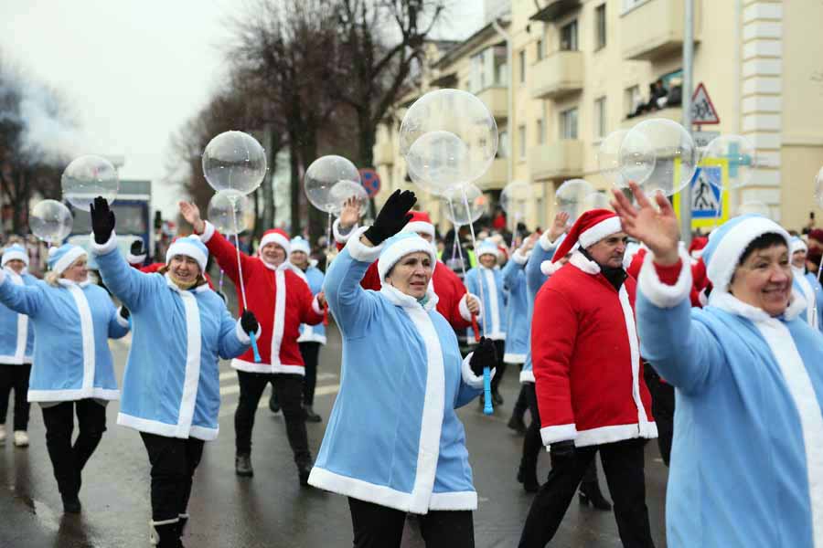 В Кобрине открыли «Берестейские сани 2025» – зимний карнавал, парад стилизованных машин и около 500 новогодних героев
