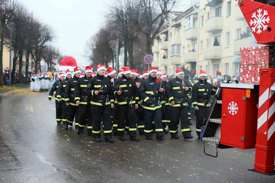 В Кобрине открыли «Берестейские сани 2025» – зимний карнавал, парад стилизованных машин и около 500 новогодних героев