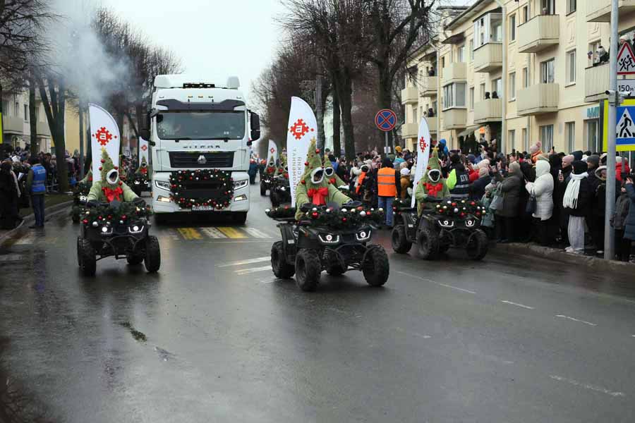 В Кобрине открыли «Берестейские сани 2025» – зимний карнавал, парад стилизованных машин и около 500 новогодних героев