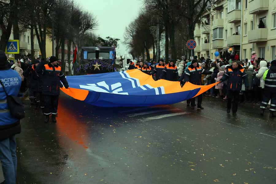 В Кобрине открыли «Берестейские сани 2025» – зимний карнавал, парад стилизованных машин и около 500 новогодних героев