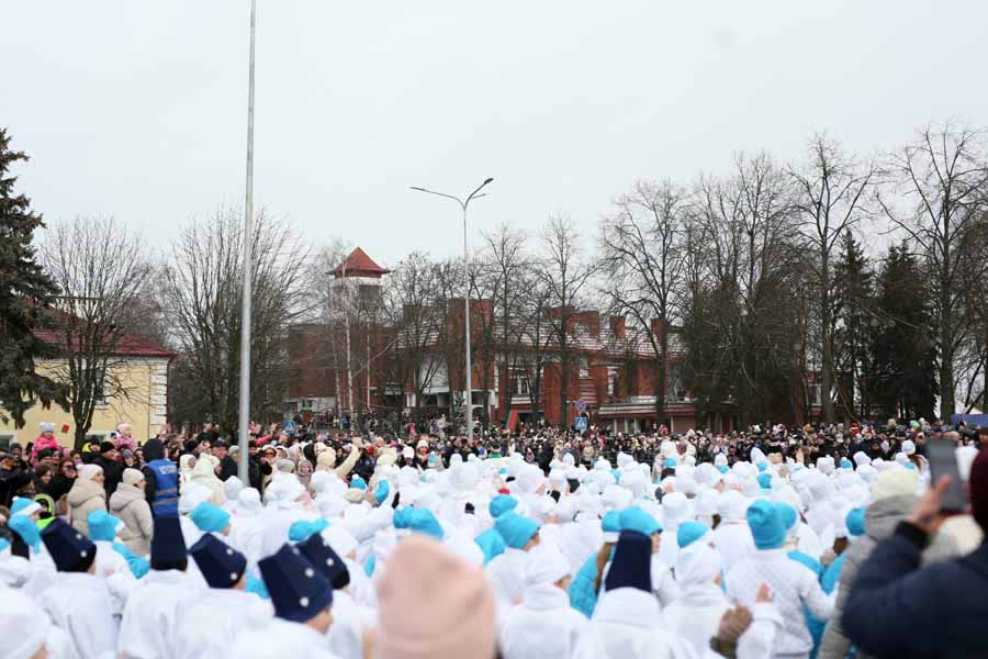 В Кобрине открыли «Берестейские сани 2025» – зимний карнавал, парад стилизованных машин и около 500 новогодних героев