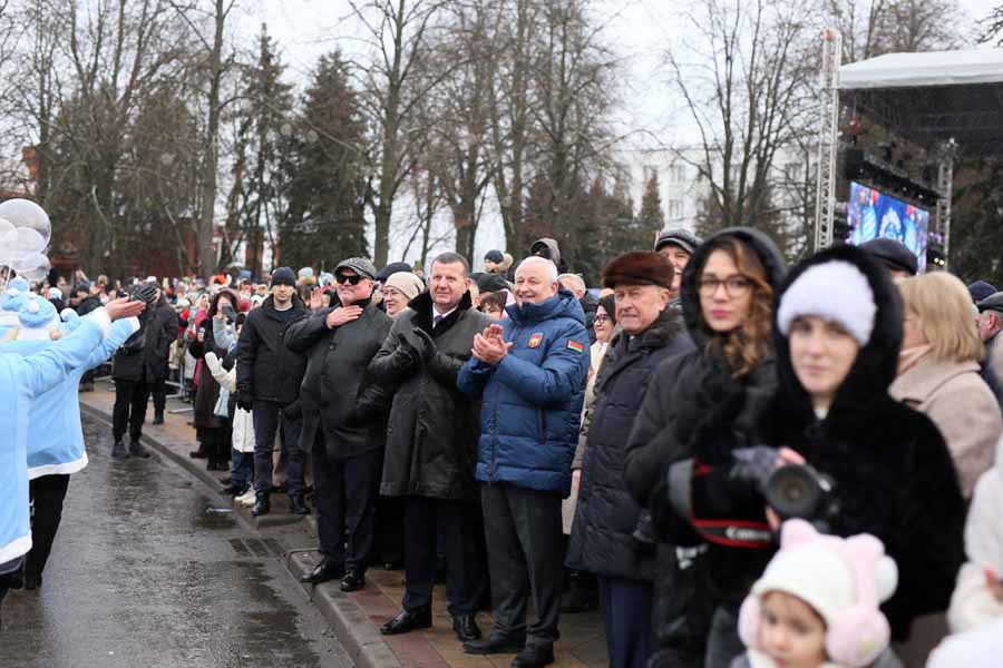 В Кобрине открыли «Берестейские сани 2025» – зимний карнавал, парад стилизованных машин и около 500 новогодних героев