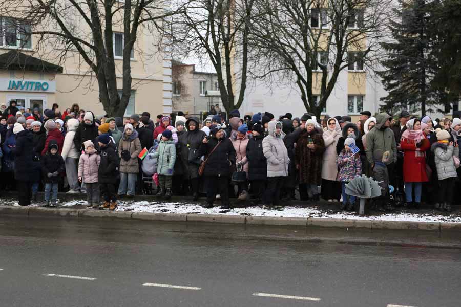 В Кобрине открыли «Берестейские сани 2025» – зимний карнавал, парад стилизованных машин и около 500 новогодних героев