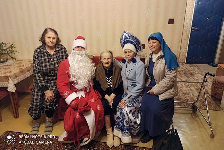 Экипажи Дедов Морозов и Снегурочек высадились в Кобринском районе и развезли подарки детям и одиноким старикам