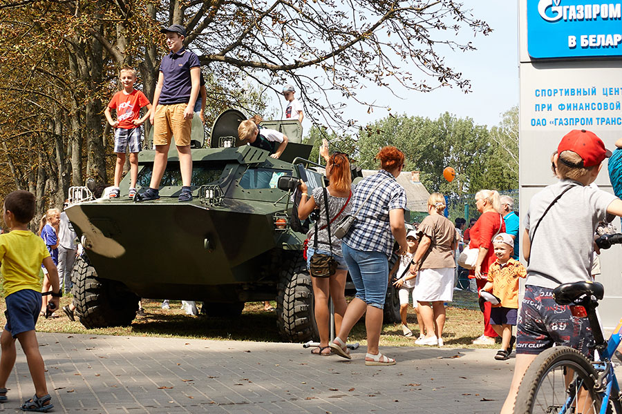 Военная техника, беспилотники и ретро-автомобили: Кобрин отметил день ВВС (большой фоторепортаж)