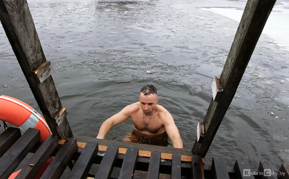 Как кобринчане в крещенскую прорубь окунались (фоторепортаж)