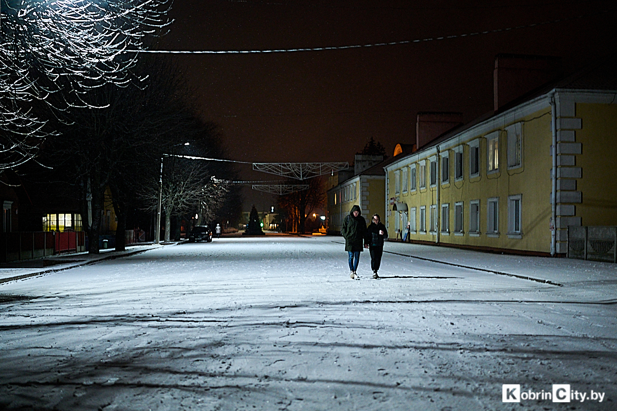 Не успели насладиться снегом? Зима дает второй шанс — фоторепортаж с центральных улочек Кобрина