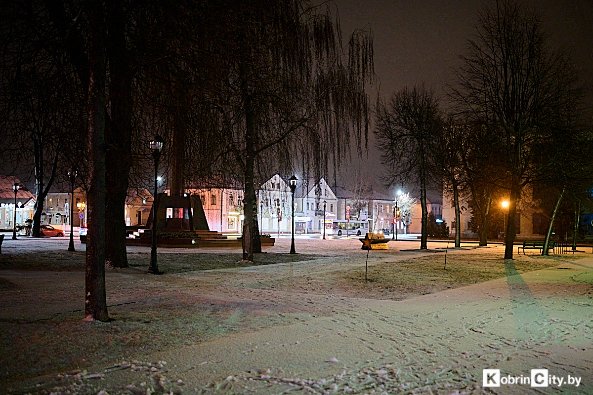Не успели насладиться снегом? Зима дает второй шанс — фоторепортаж с центральных улочек Кобрина