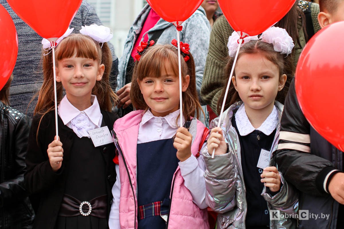 1 сентября на линейке в СШ №3 г. Кобрина благодарили прежнего директора и знакомились с новым