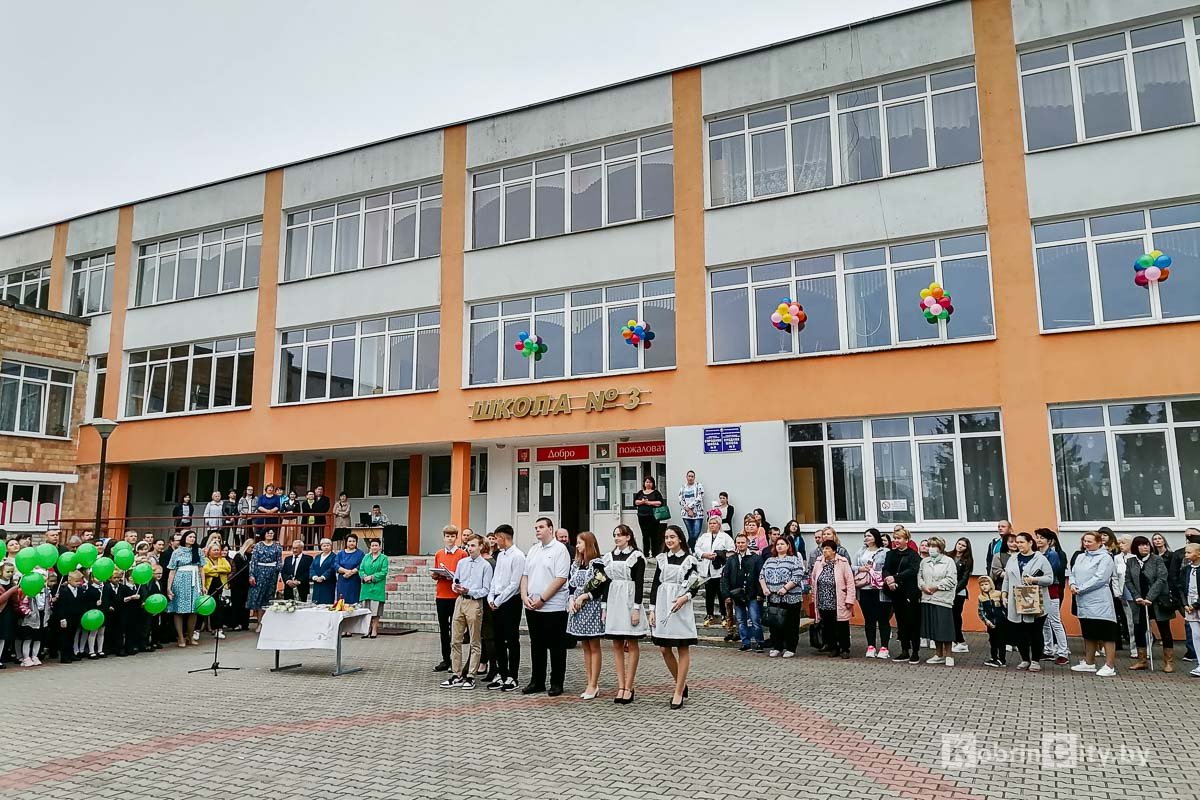 1 сентября на линейке в СШ №3 г. Кобрина благодарили прежнего директора и знакомились с новым