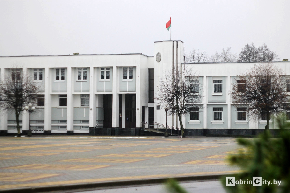 В Кобринском райисполкоме принимают граждан, находящихся в трудной жизненной ситуации и работающих за границей