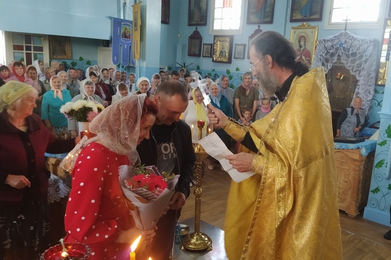 В Кобринском храме Николая Чудотворца поздравляли семейные пары прихода с юбилеем