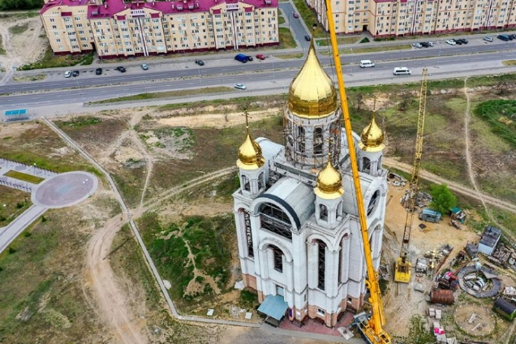 В Бресте поднимают пятый купол и крест церкви Рождества Христова. Кран предоставило кобринское «Полесье»