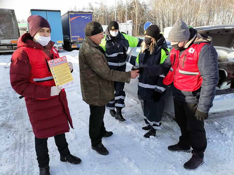Горячий чай и тёплые напутствия: Кобринское отделение ГАИ и Красный Крест помогают водителям и пешеходам в морозы