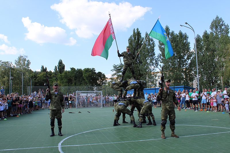Праздник, посвященный Дню ВВС, на спортивной площадке в бывшем военном городке Кобрина в самом разгаре. ФОТО