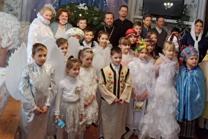 В Кобринском соборе с певцами и христославами состоялся детский Рождественский праздник