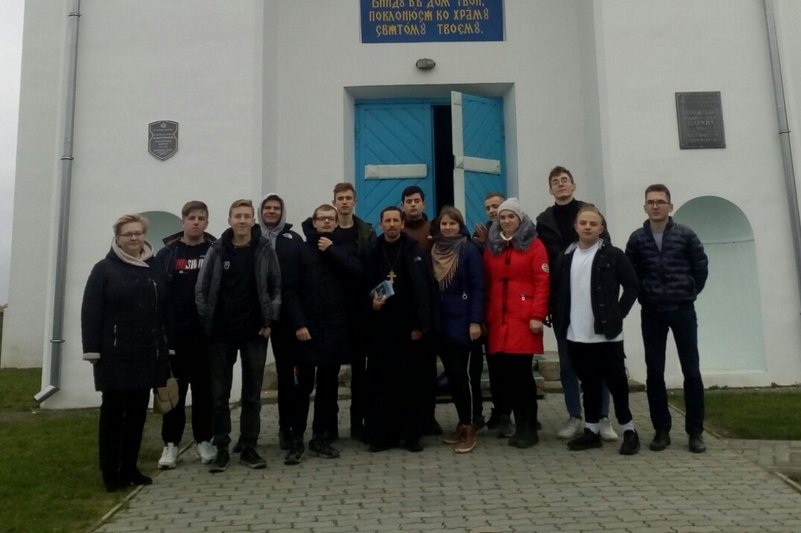 Волонтёры из Кобринского политехнического колледжа благоустроили прихрамовую территорию в агрогородке Буховичи