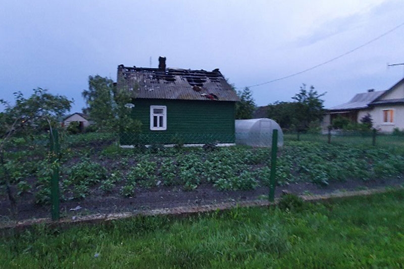 В Кобринском районе разряд молнии стал причиной пожара жилого дома